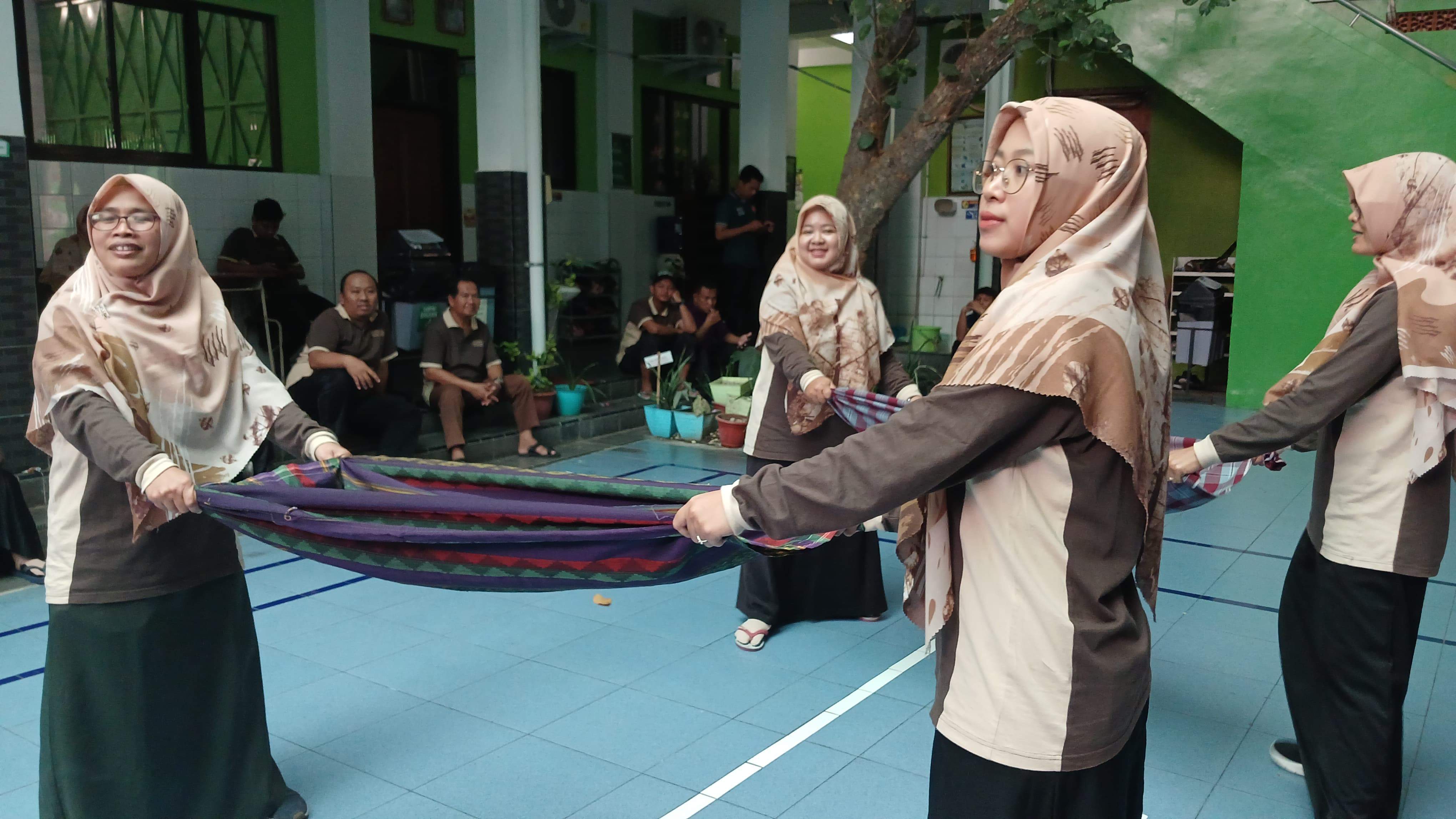 Tak Kalah Seru, Dewan Guru Karyawan Meriahkan Semarak Kemerdekaan